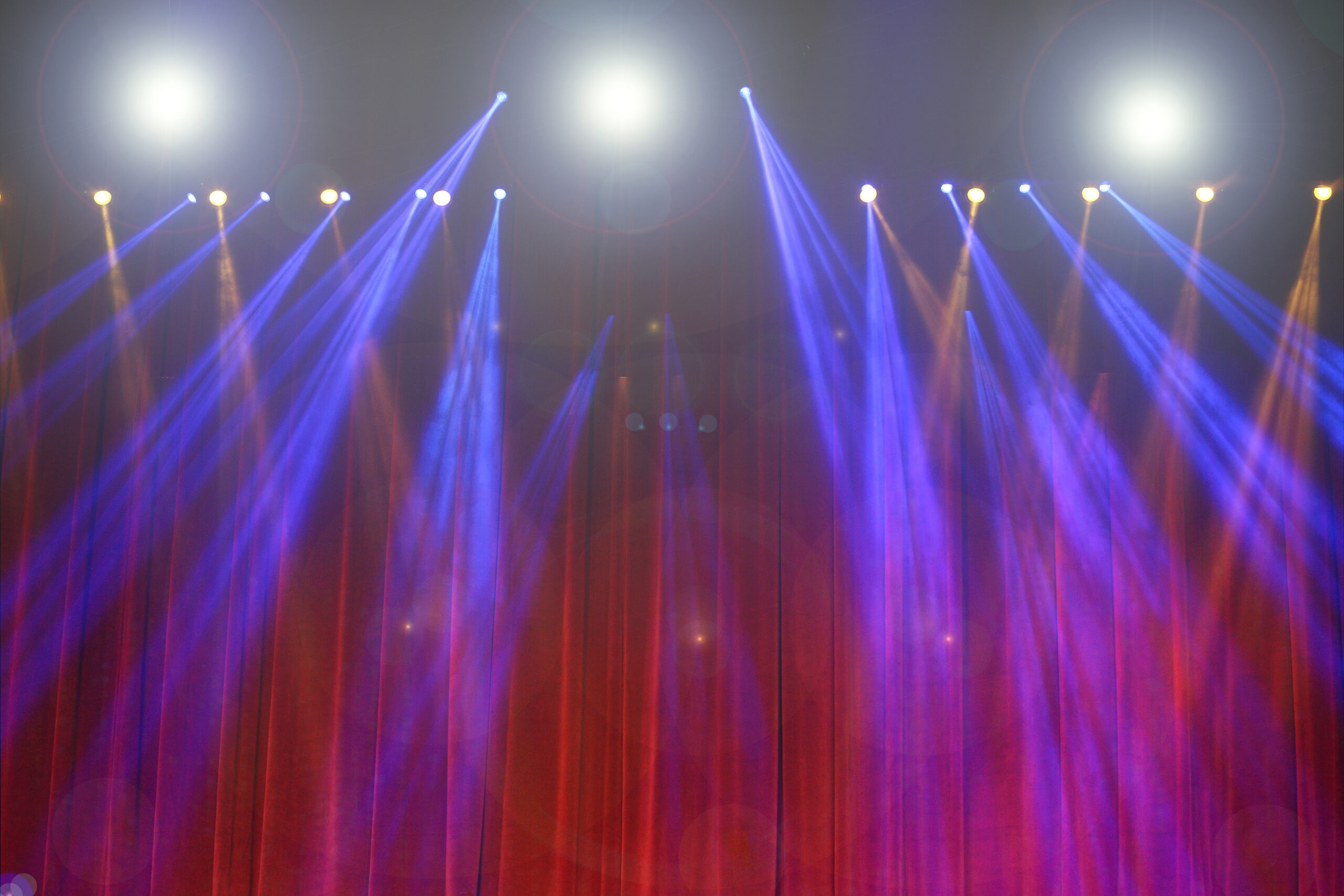 Producción de eventos corporativos con iluminación escenográfica, montaje técnico y experiencias de marca desarrolladas por MBA Agencia BTL.