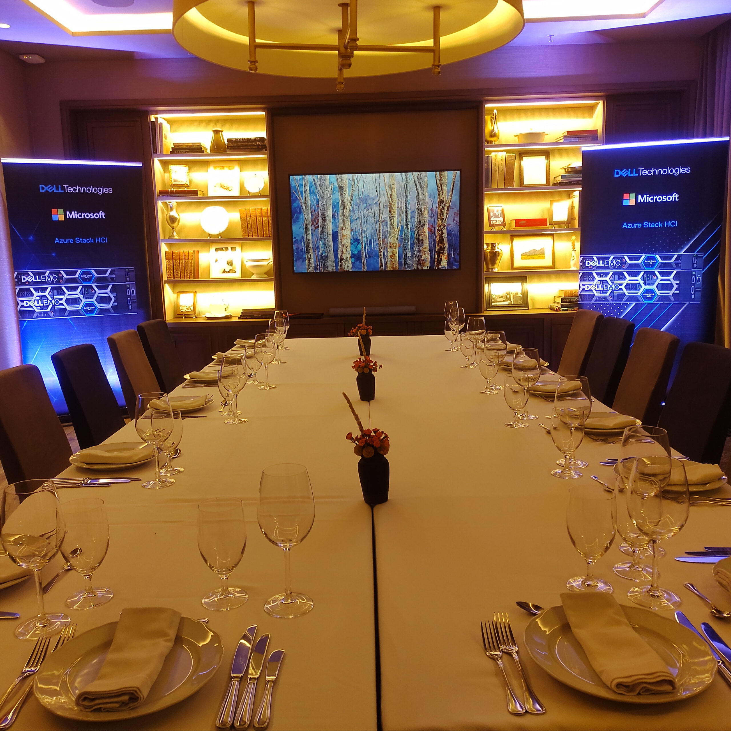 Evento corporativo con ambientación premium y montaje profesional para reuniones empresariales y experiencias de marca.