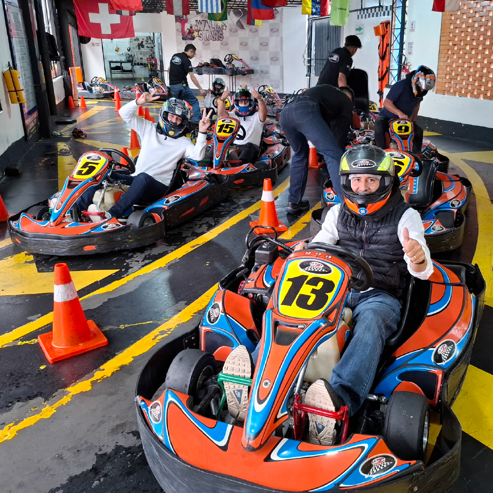 Actividad de integración empresarial con karting para eventos corporativos y experiencias de team building organizadas por MBA Agencia BTL.