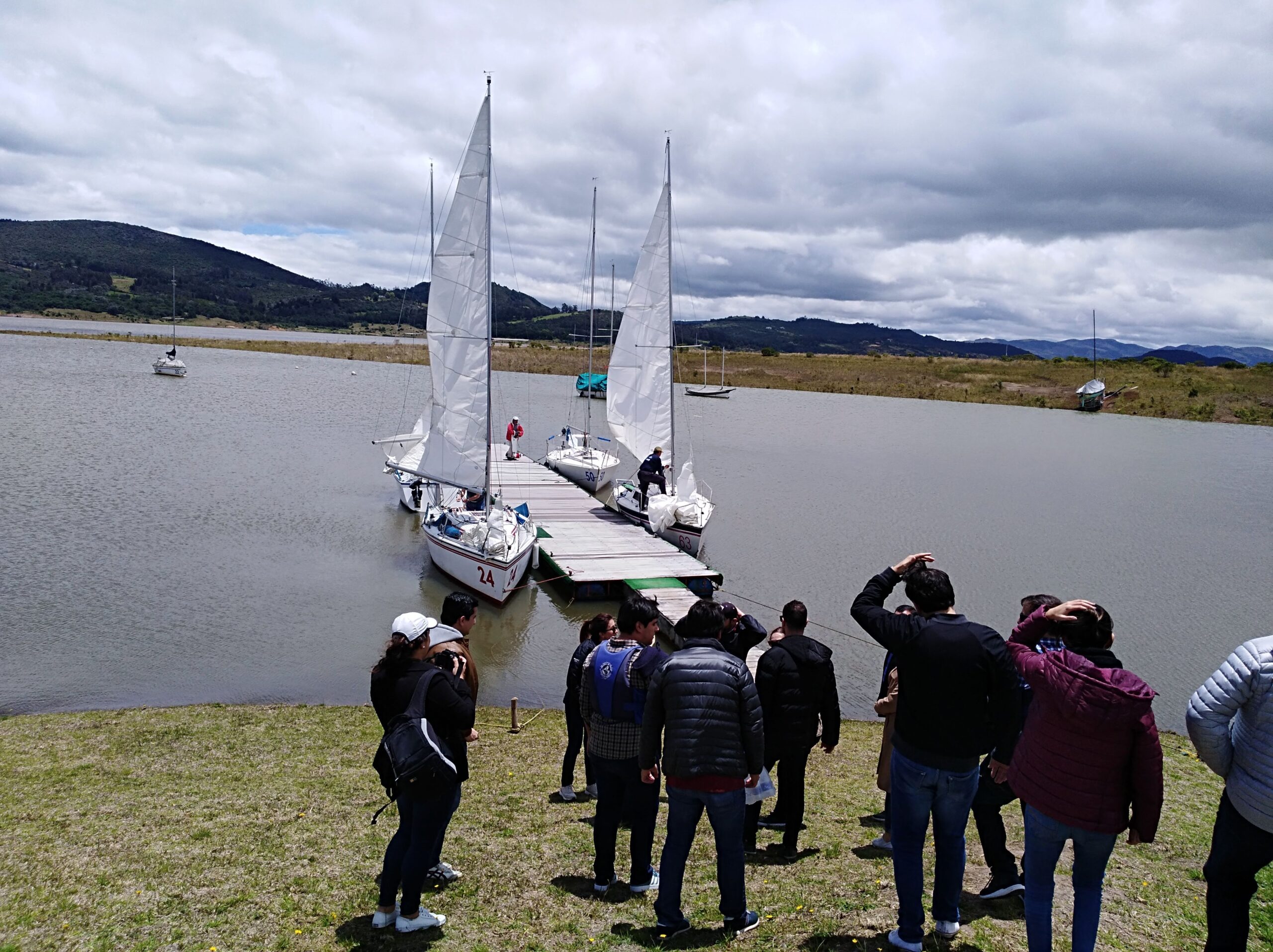 Experiencia corporativa de navegación en velero para actividades de team building e integración empresarial.