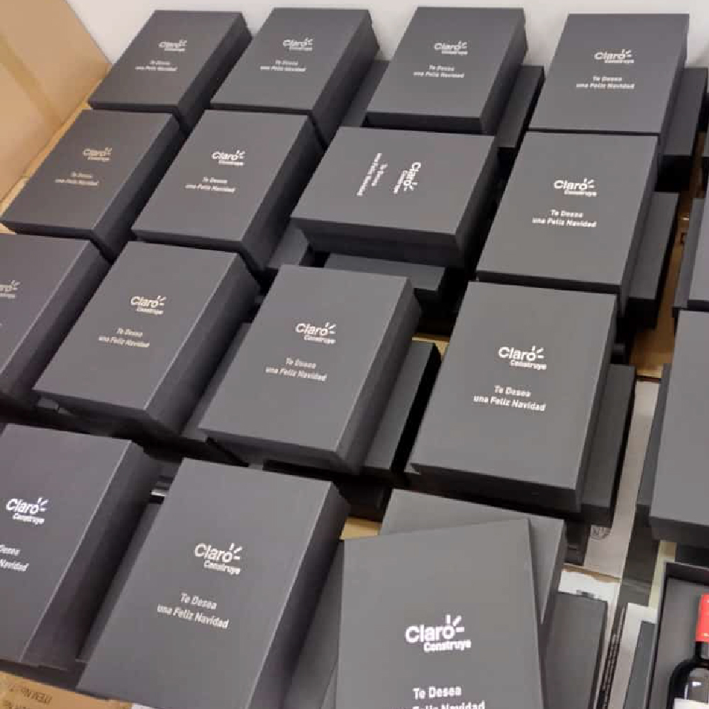 Kits corporativos personalizados para regalos empresariales y experiencias de marca en campañas de marketing promocional.