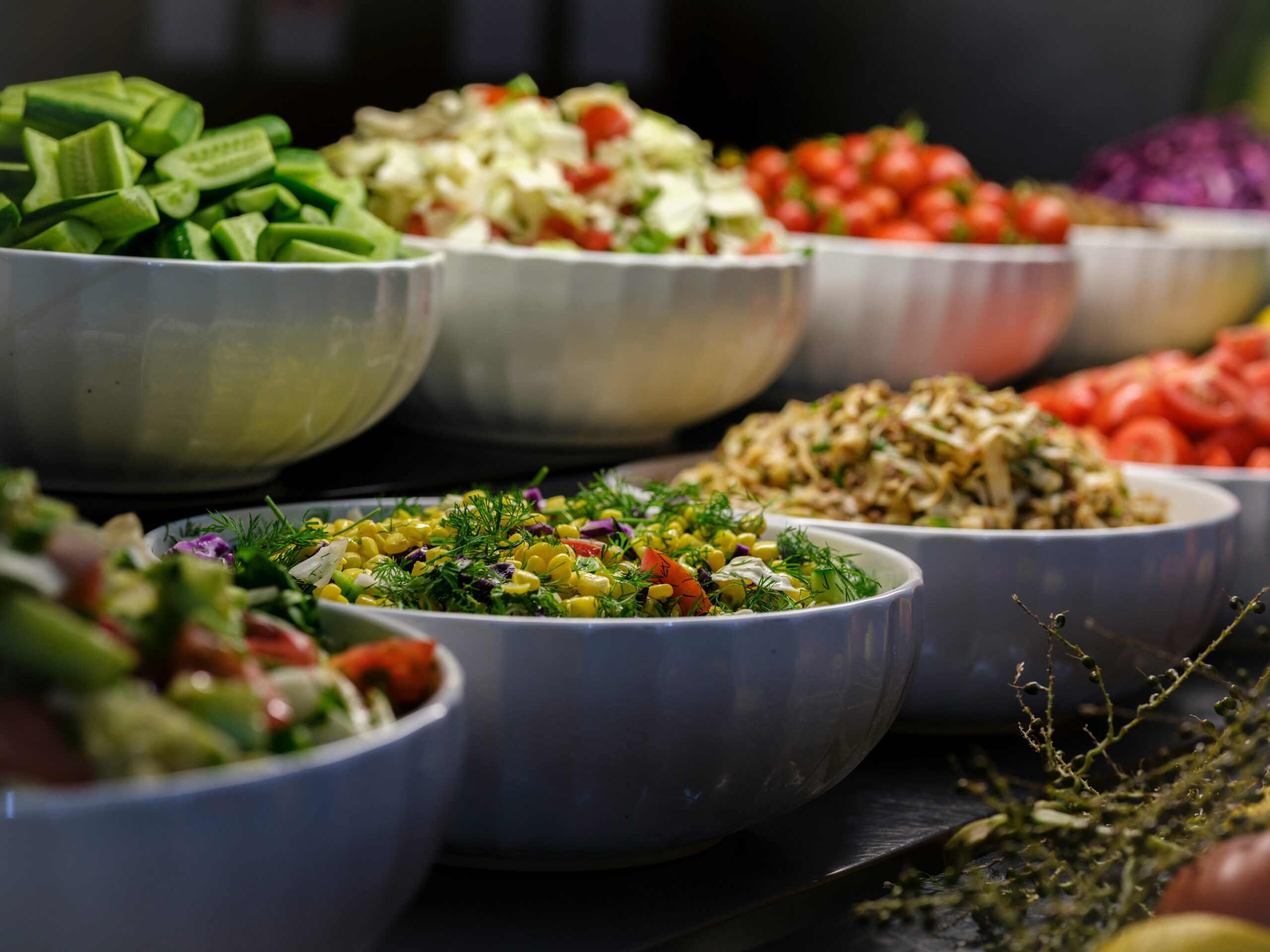 Servicio de catering corporativo para eventos empresariales con experiencias gastronómicas profesionales organizadas por MBA Agencia BTL.