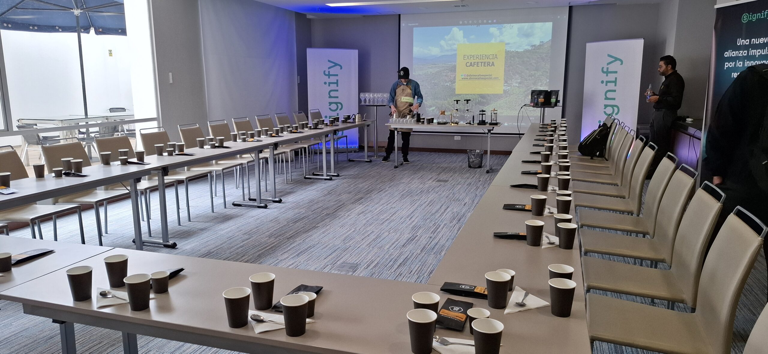 Experiencia cafetera en evento corporativo con actividad de cata de café y experiencia de marca para participantes.