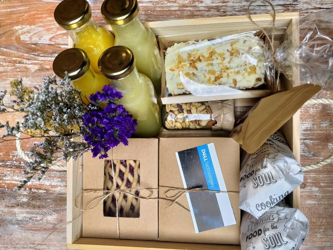 Kit gastronómico corporativo con productos artesanales para regalos empresariales y experiencias de marca personalizadas.