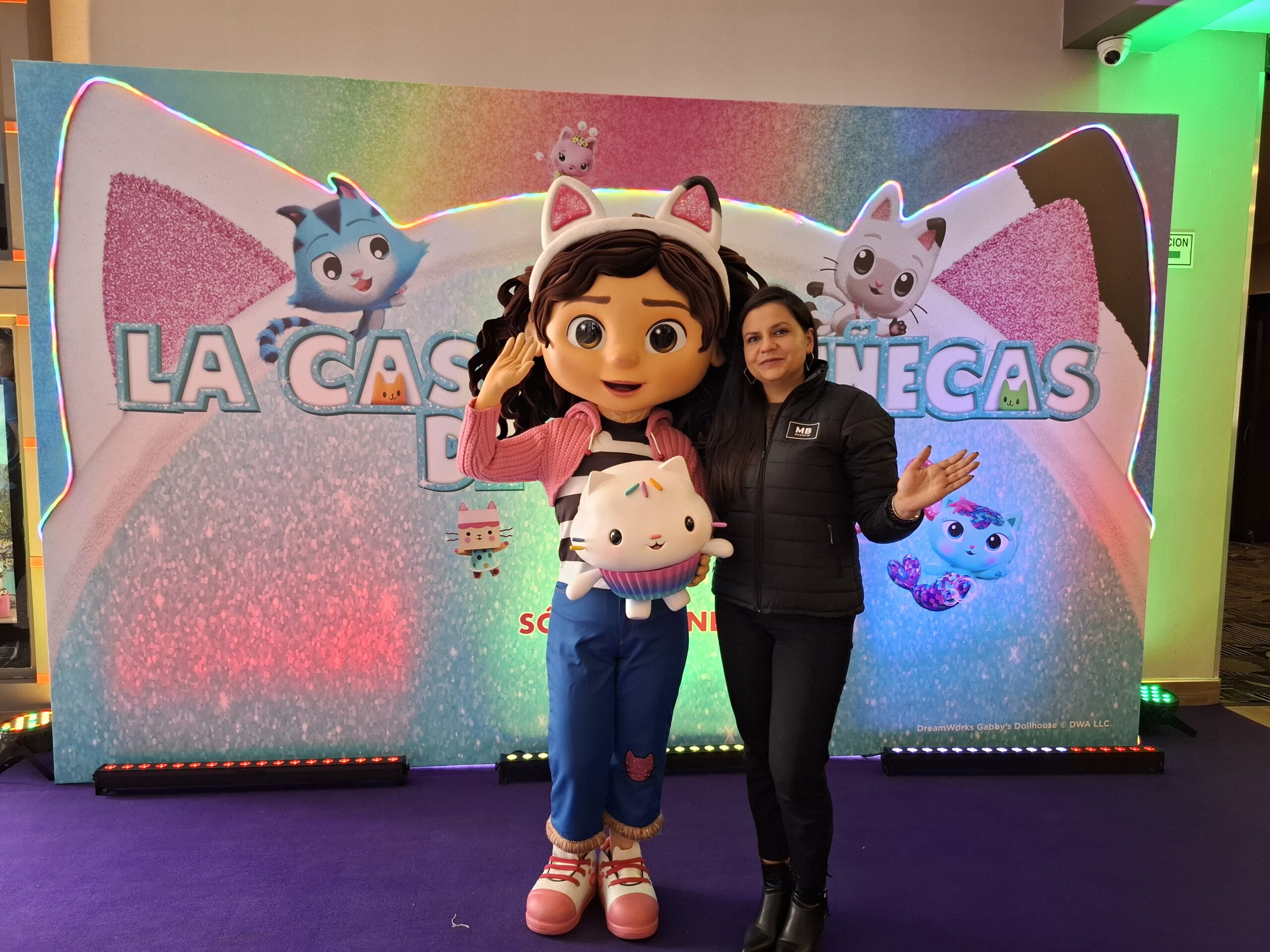 Activación de marca con personaje licenciado de producción cinematográfica en evento promocional organizado por MBA Agencia.