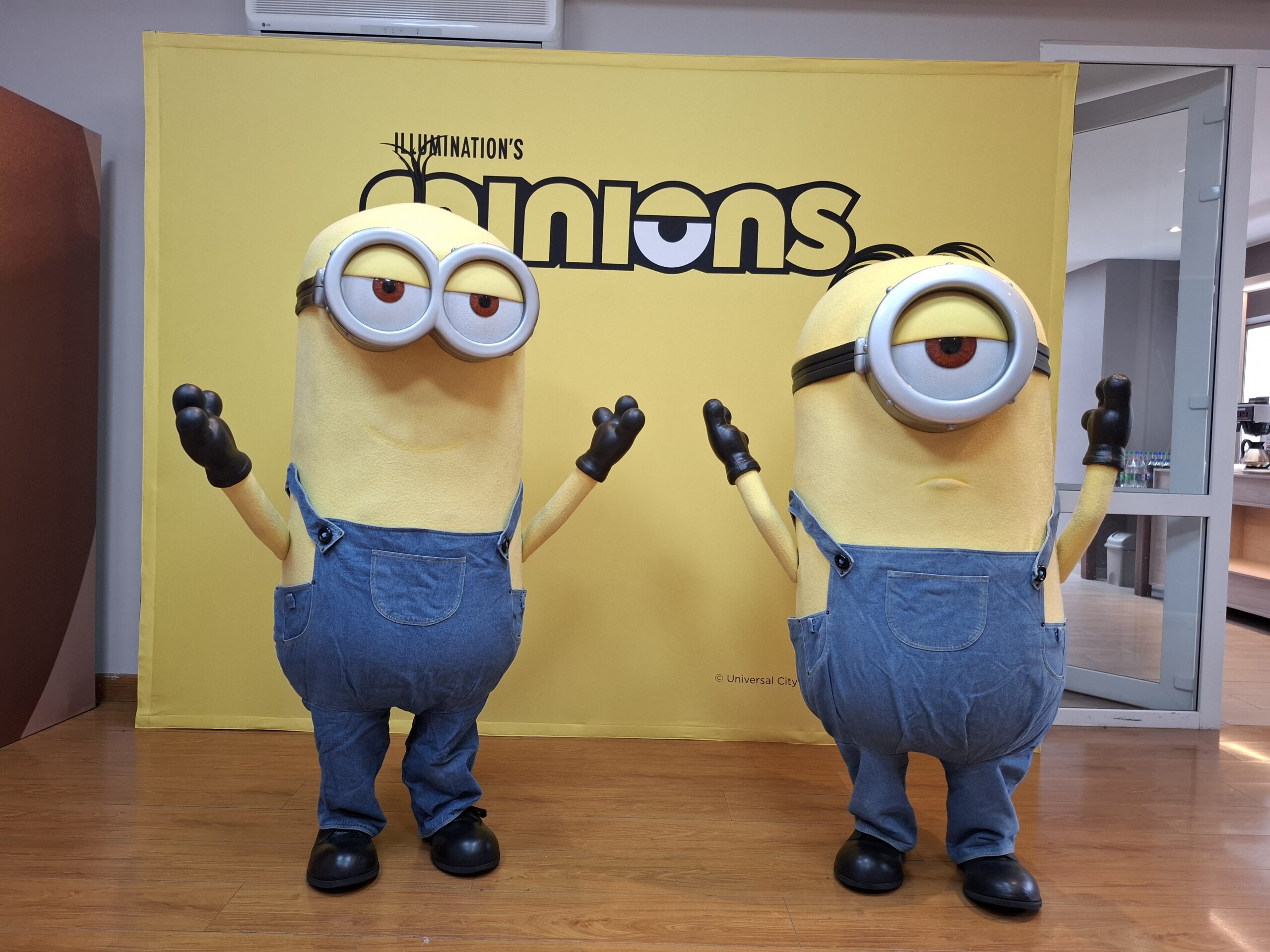 Activación de marca con personajes promocionales en evento corporativo para generar interacción y experiencias de marca.