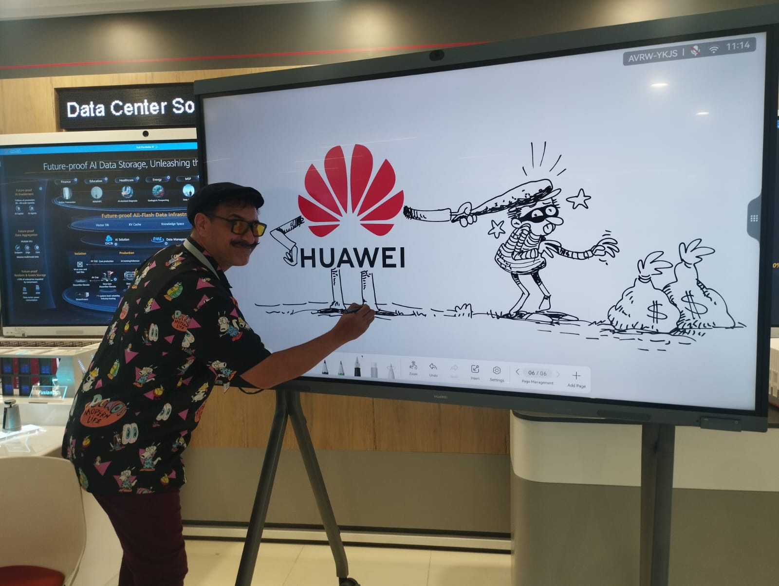 Activación de marca tecnológica con ilustración en vivo sobre pantalla digital en evento corporativo para experiencia interactiva.